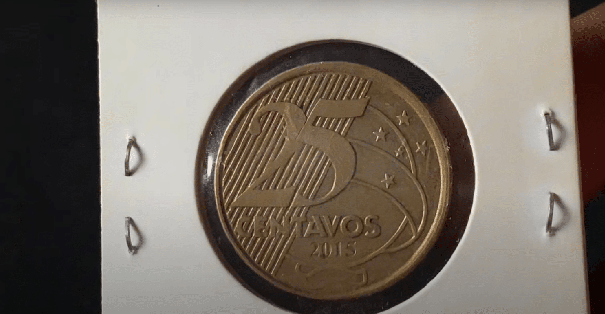 Moeda de 25 centavos de 2015: valiosa peça de colecionador com erro de reverso invertido.