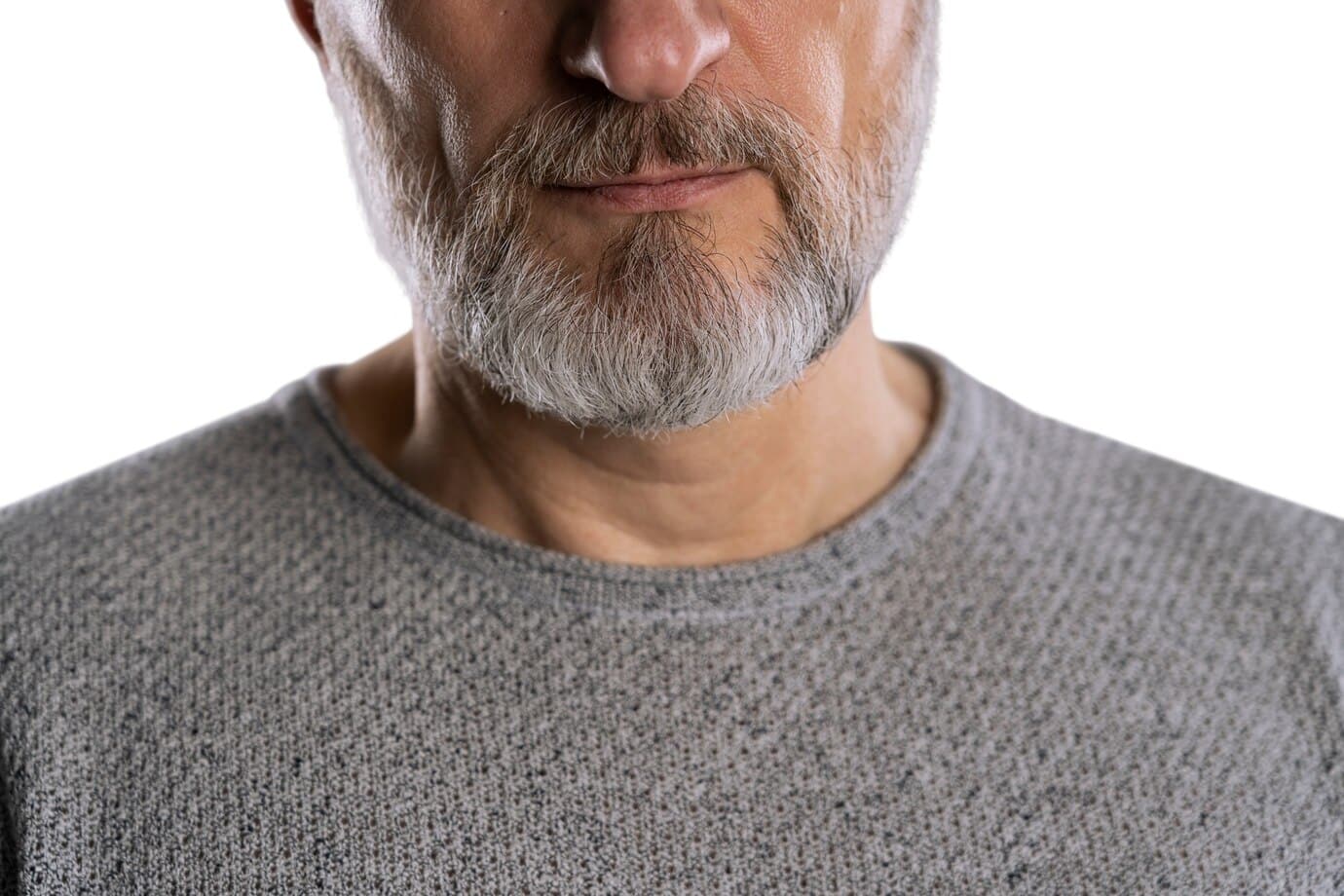 Homens mais velhos podem se destacar com um estilo moderno e jovem ao optar por barbas tendência. Imagem: Freepik