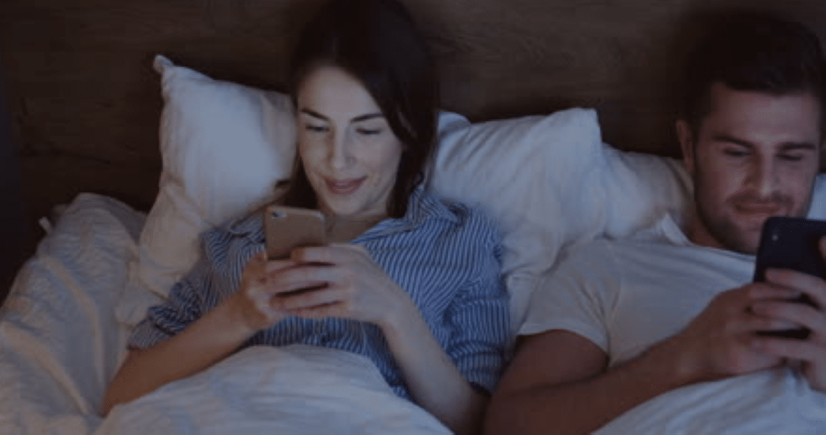 Mulher mandando mensagens de 'Boa Noite'