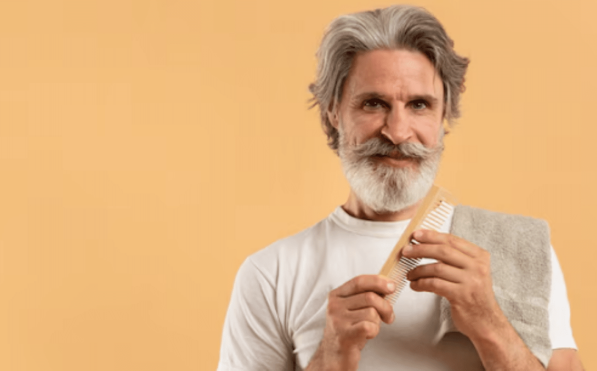 Existem diversas opções de cortes que ficam ótimos em homens com mais de 60 anos. Imagem: Freepik.