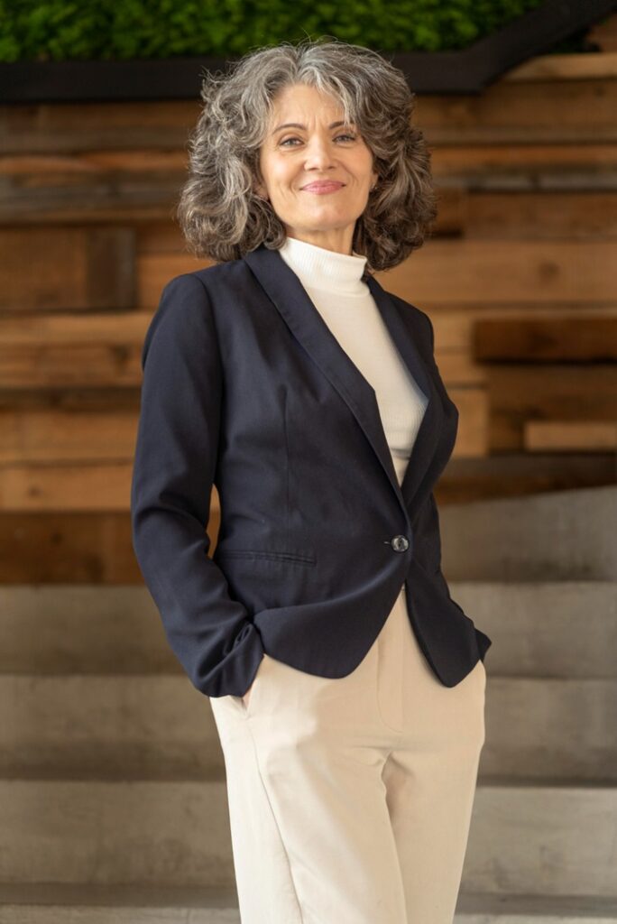 Mulher elegante sorridente com blaser