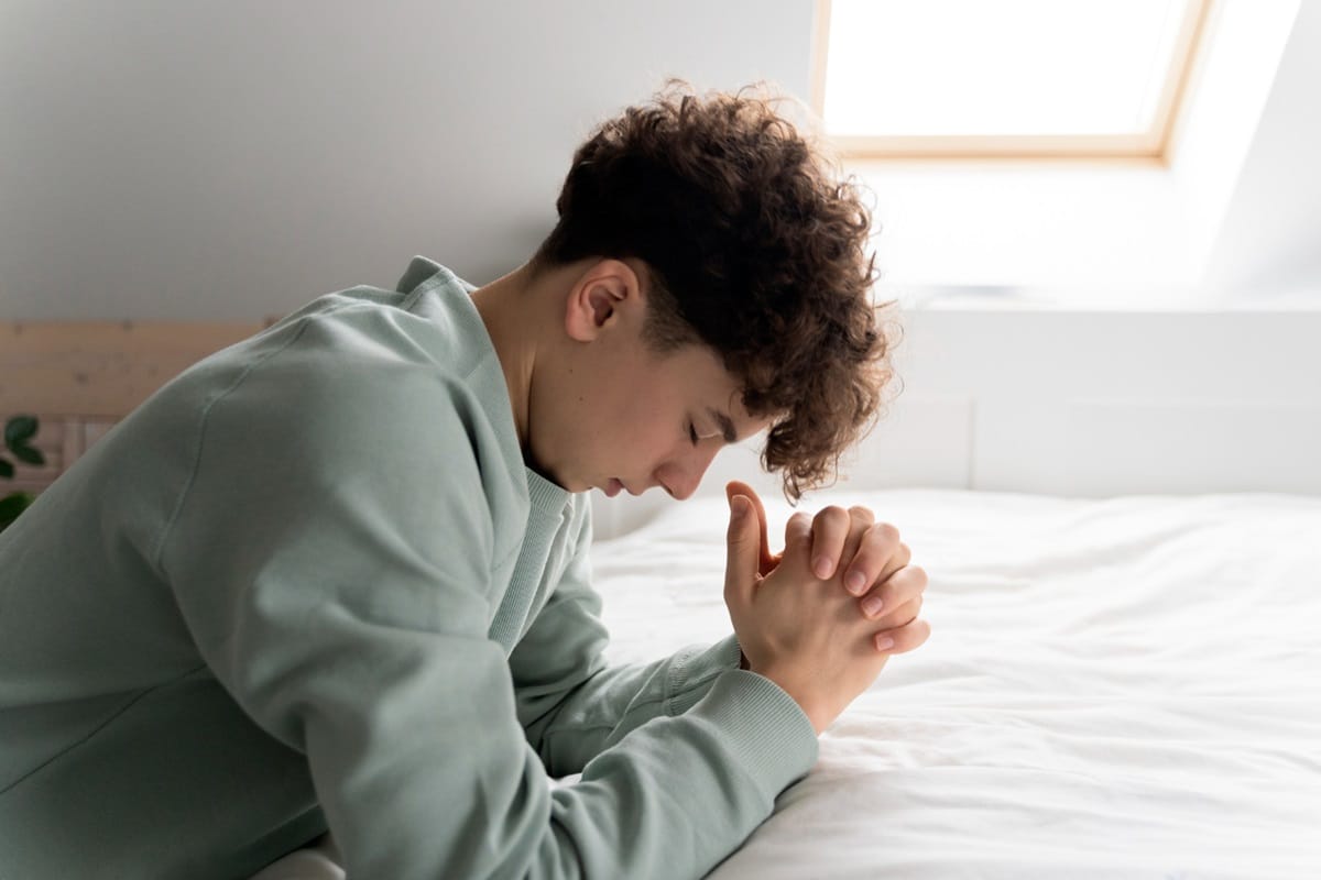 Uma oração da manhã eficaz geralmente segue uma estrutura que ajuda a direcionar os pensamentos e intenções. Imagem: Freepik