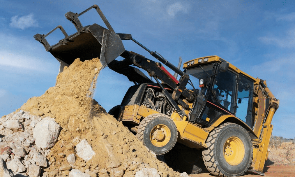Retroescavadeira escavando rocha