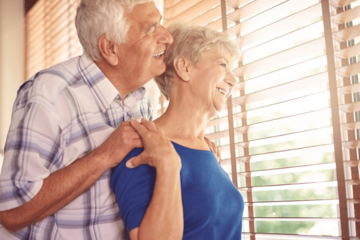 Casal aproveitando o dia