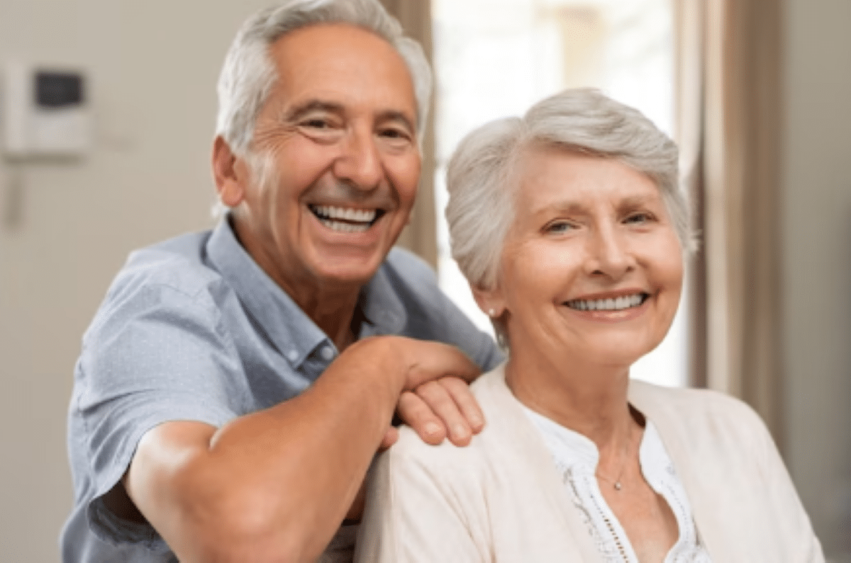 Casal felizes aproveitando o dia com lindas mensagens