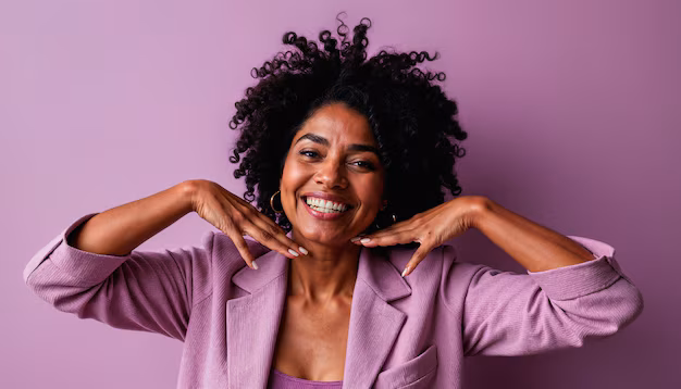 Imagem de uma mulher usando um corte no seu cabelo cacheado