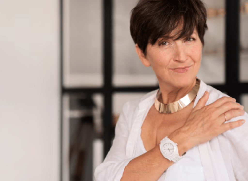 Mulher de 50 anos mostrando o seu corte de cabelo com franja