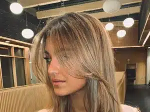 Corte com franja lateral. 