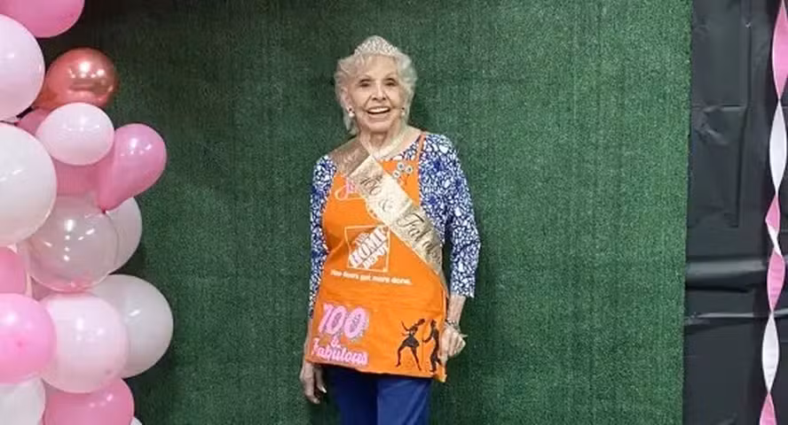 A funcionária JoCleta comemora 100 anos com festa no local de trabalho e compartilha sua jornada de vida ativa. Imagem: Reprodução / Home Depot