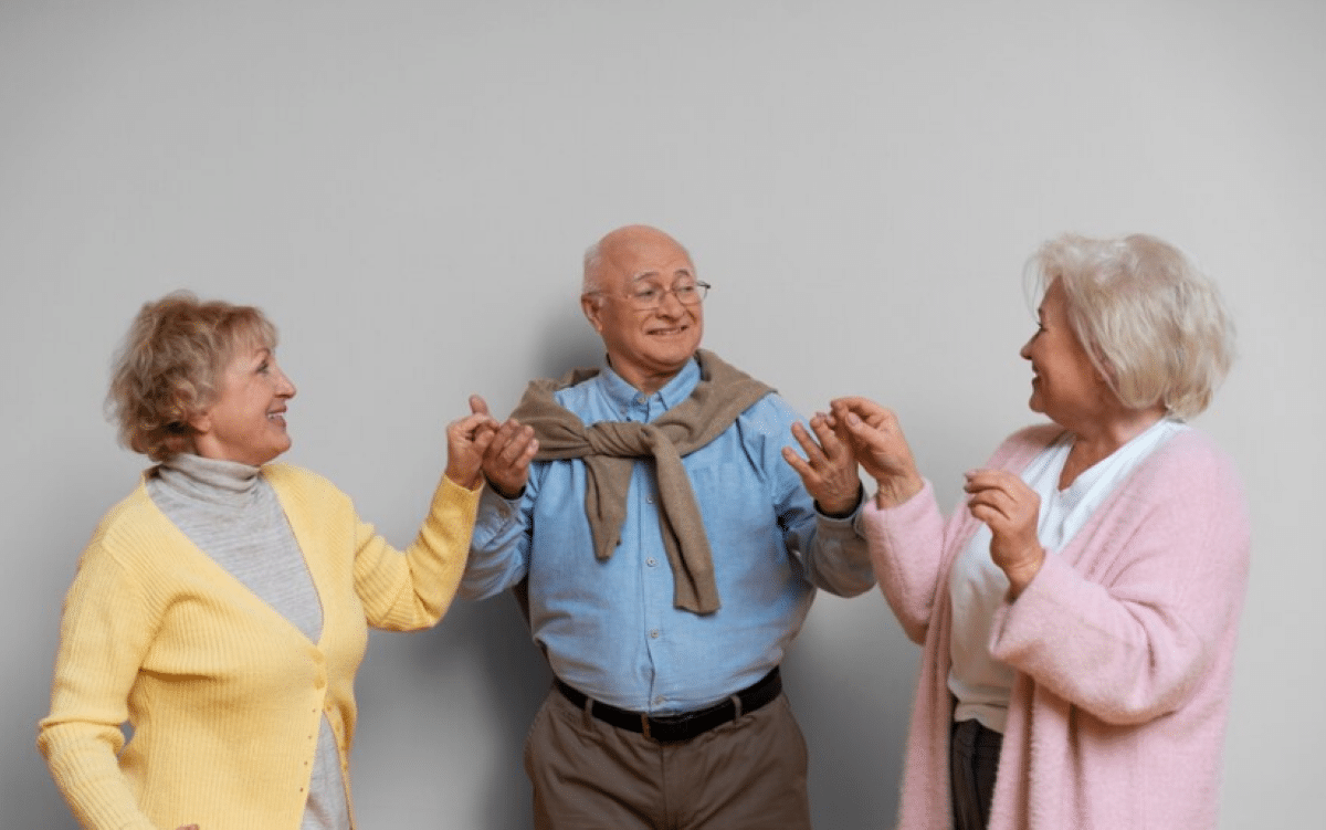 Imagem de idosos reunidos fazendo intercâmbio