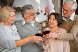 idosos se divertindo na festa entre amigos