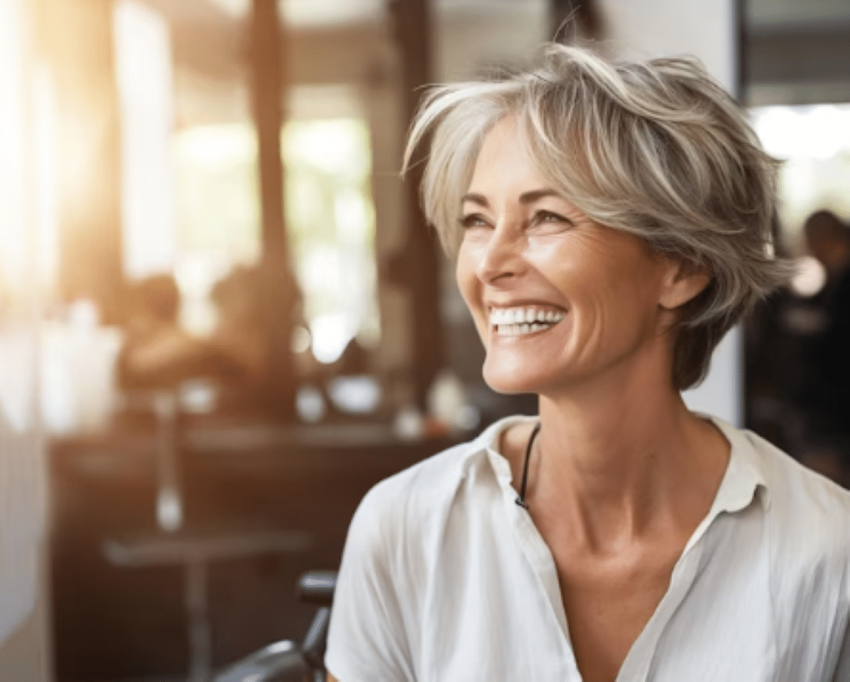 Veja os cortes de cabelo que valorizam a beleza única de cada mulher acima dos 50 anos. Imagem: Freepik.