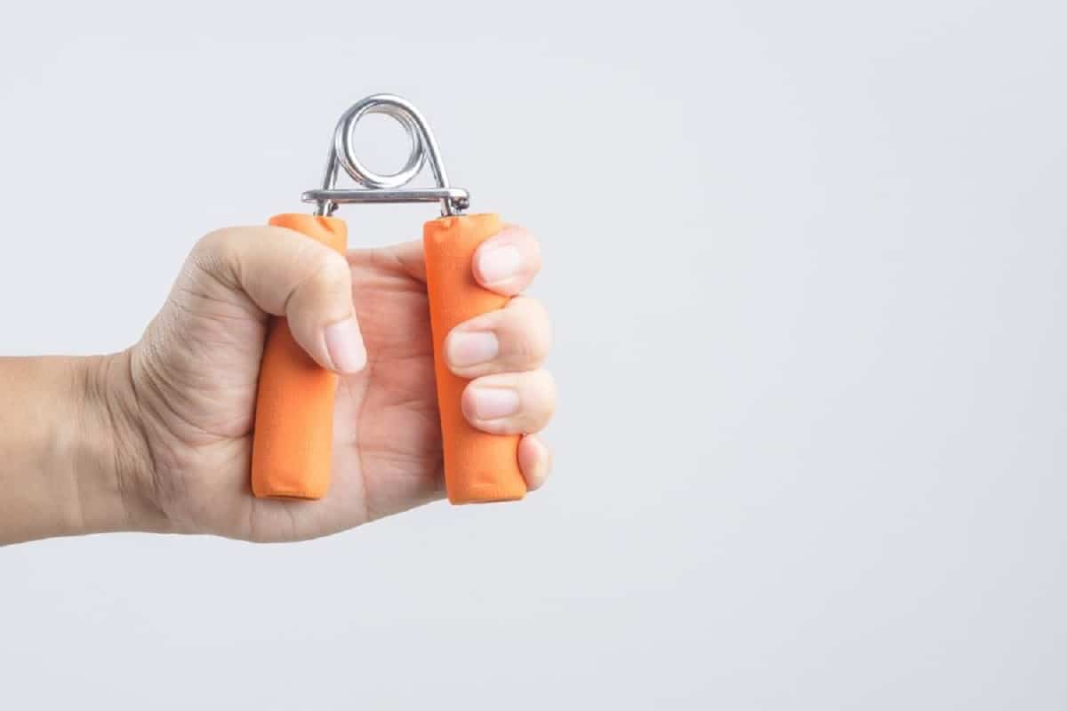 pessoa fazendo exercício na mão