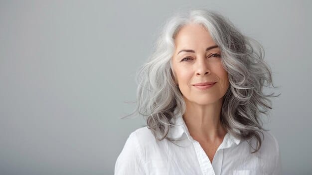 Imagem de uma mulher madura usando um corte de cabelo em camadas