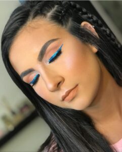 Maquiagem de Carnaval com delineado azul glitter e tranças embutidas