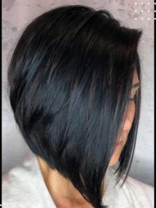 Mulher com corte bob invertido, estilo moderno e elegante.