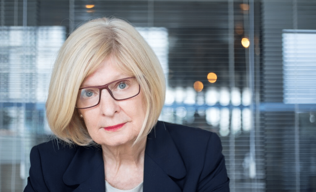 Mulher com cabelo curto e franja lateral olhando fixamente