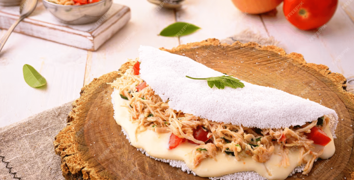 apioca recheada com frango desfiado, queijo derretido e temperos frescos