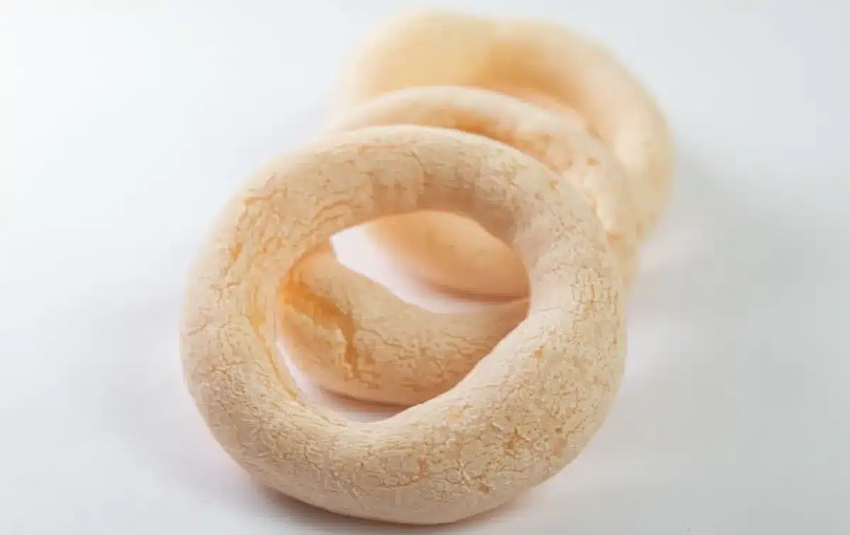 Biscoitos de polvilho crocantes e dourados, um clássico da culinária brasileira.