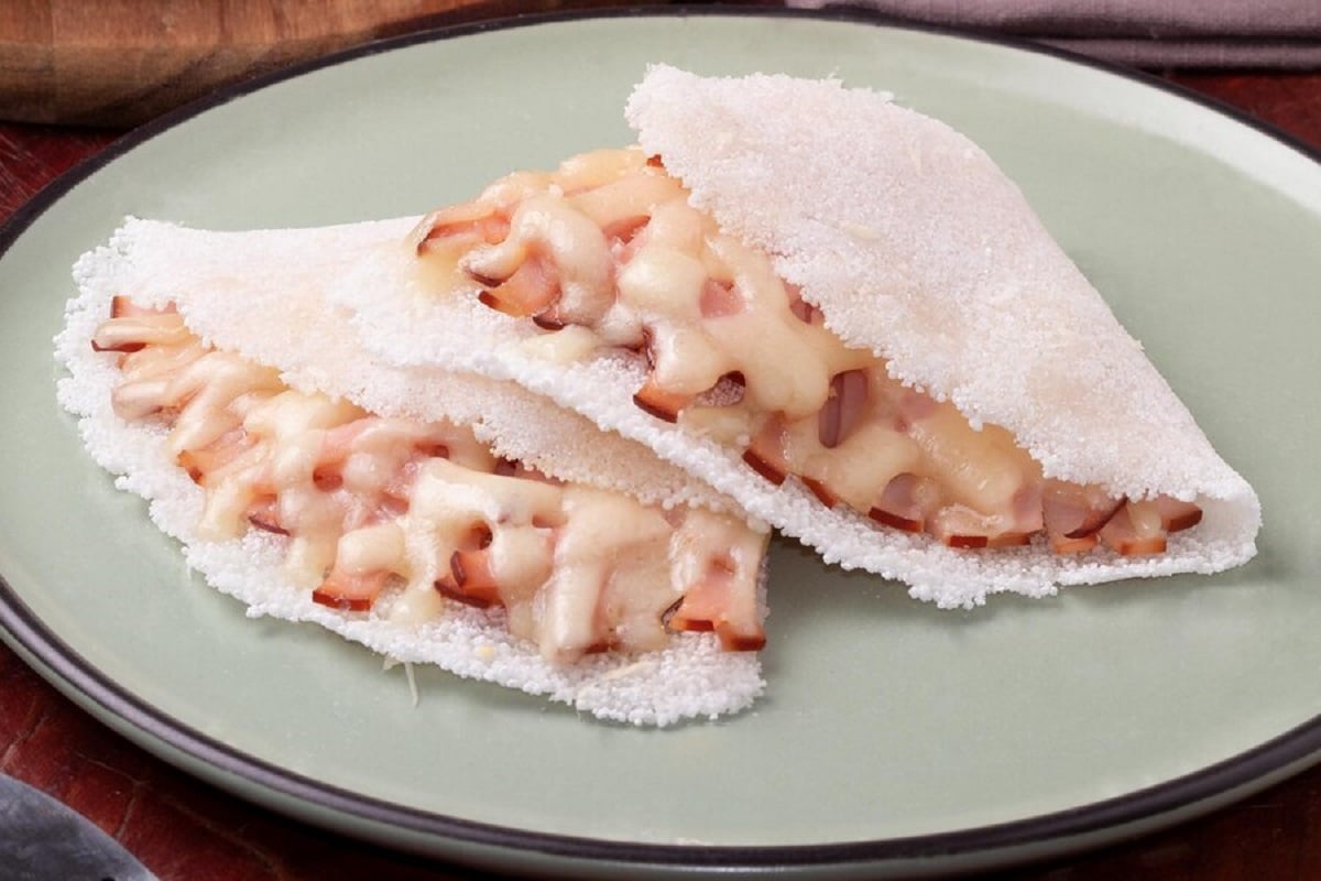 Tapioca recheada com queijo derretido e peito de peru