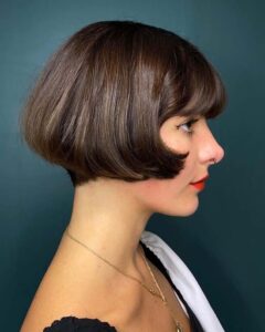 Mulher com o corte de cabelo French Bob, um estilo clássico e elegante, ideal para o verão.