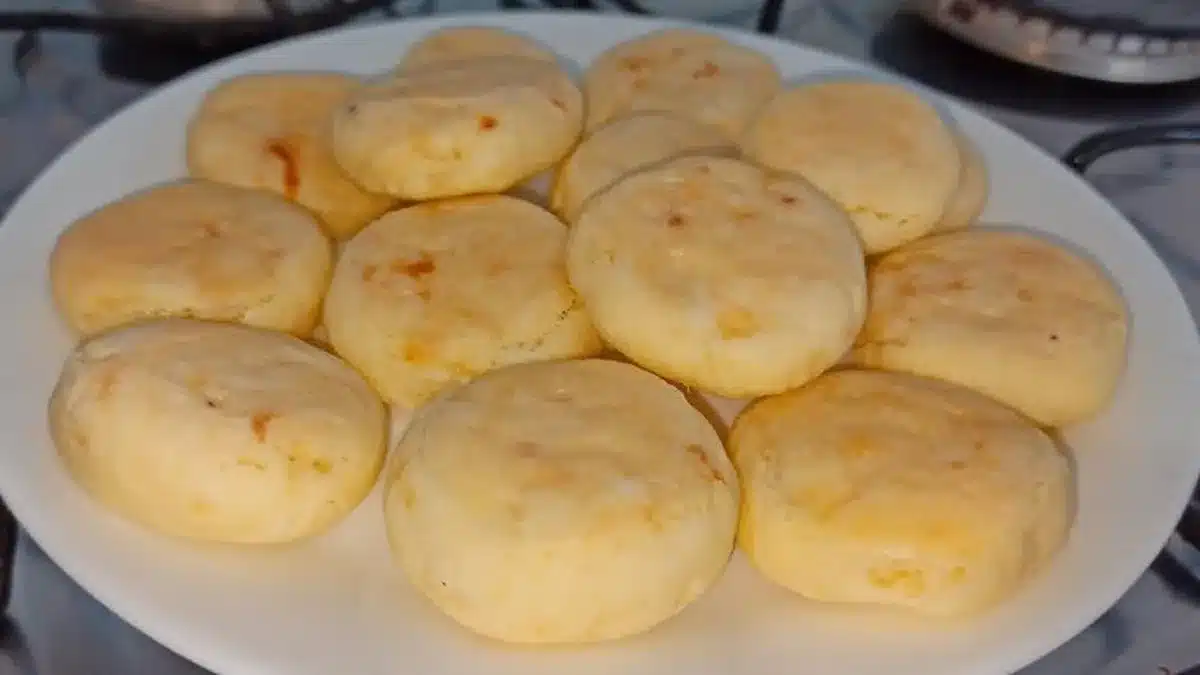 Pãozinhos de tapioca feitos com 2 ovos, prontos para serem servidos como lanche.