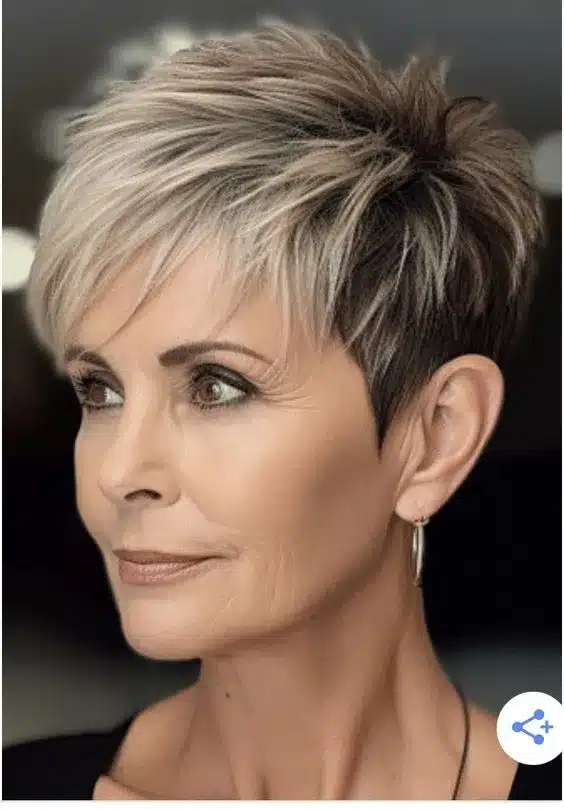 Mulher madura com corte de cabelo pixie moderno, valorizando o visual com elegância.