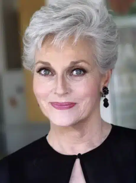 Mulher com corte de cabelo Pixie, mostrando ousadia e elegância em um visual curto e moderno.