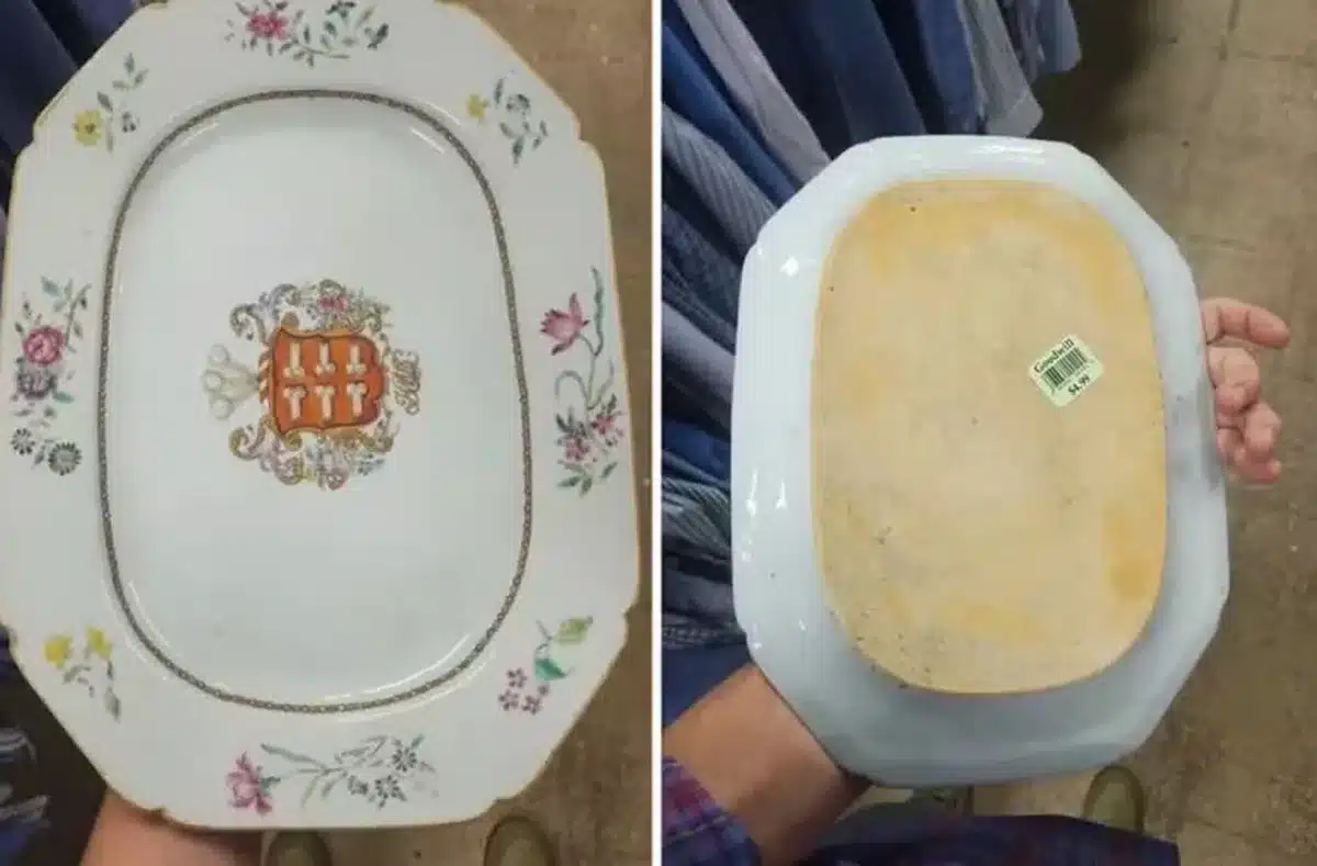 Prato de porcelana raro comprado em brechó, com detalhes florais e brasão central.