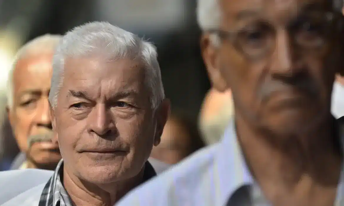 Idosos aguardando em fila, simbolizando a proteção no crédito para a terceira idade.