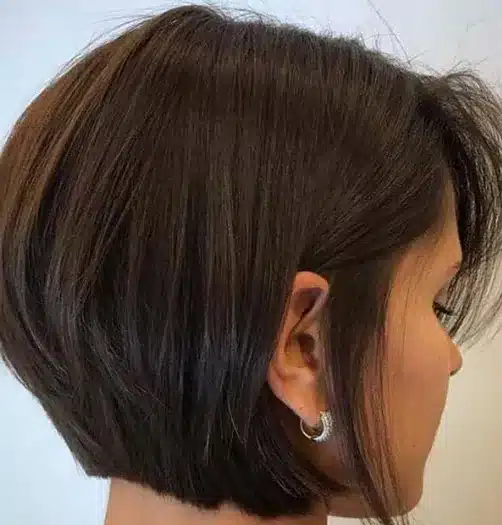 Cabelo curto estilo bob com leve volume, visto de perfil.