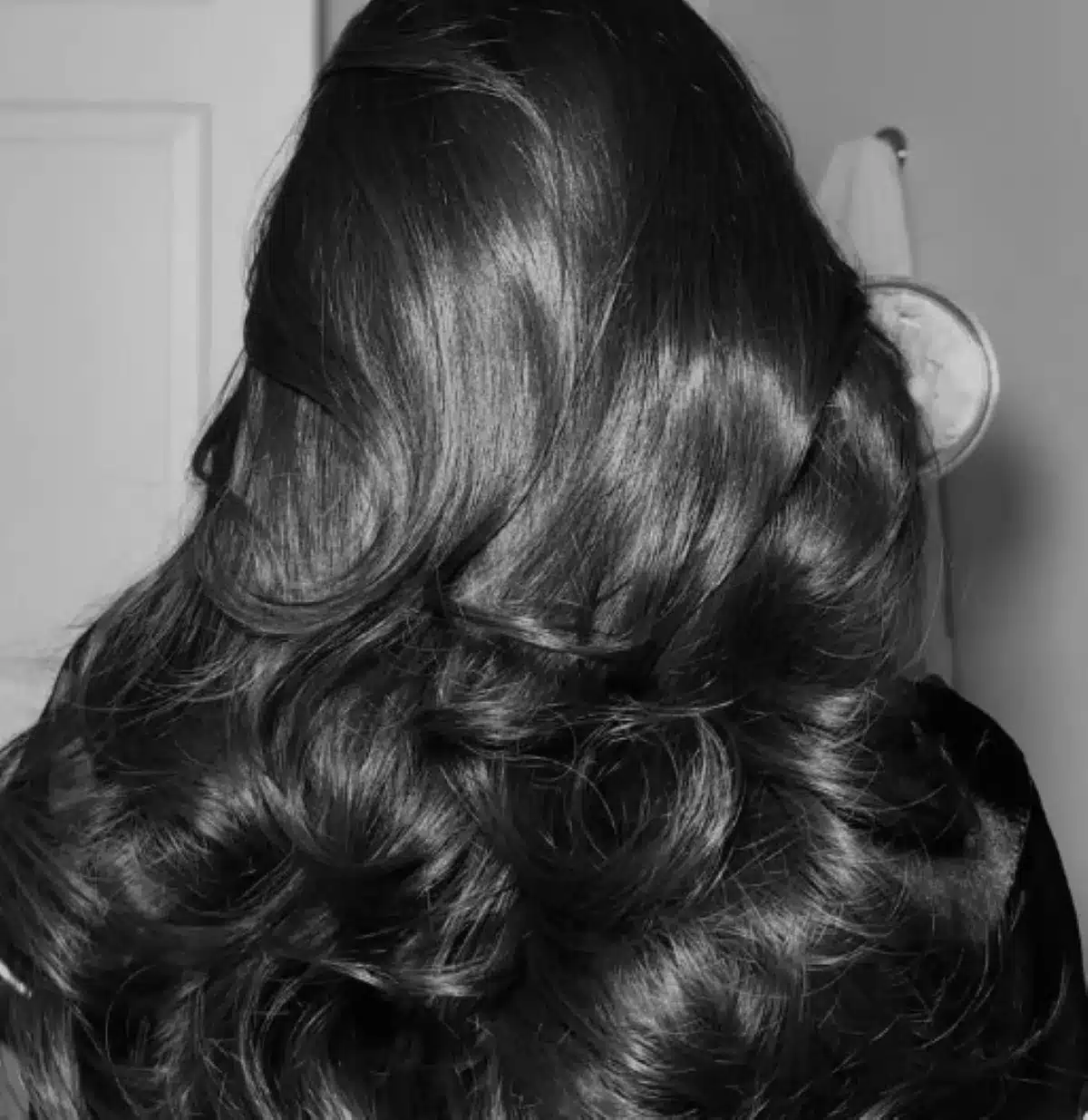 Cabelos escuros brilhantes após aplicação de tinta caseira natural.