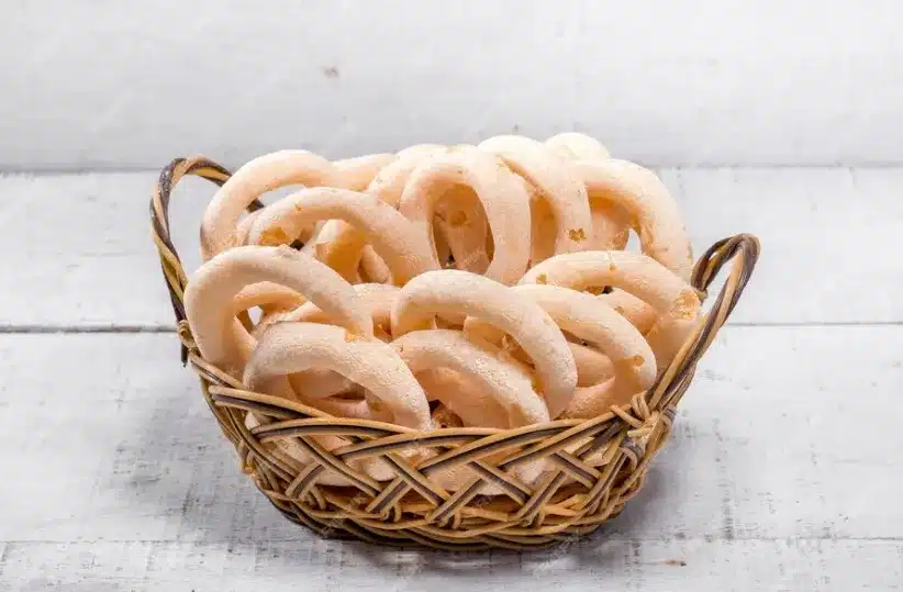 Cesta com biscoitos de polvilho crocantes, uma delícia tradicional com diferentes variações de sabor.