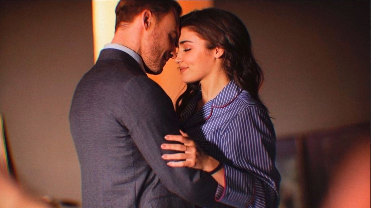 Cena romântica entre um casal em Sen Çal Kapımı.