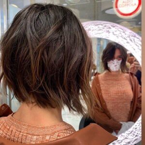 Bob desfiado com camadas curtas, estilo moderno e cheio de movimento.