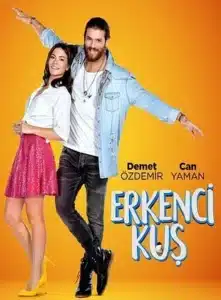 Protagonistas da novela turca 'Erkenci Kuş' com fundo laranja e cores vibrantes