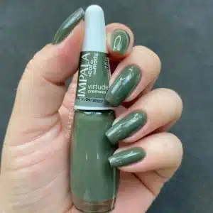 Unhas pintadas com o esmalte Virtude da Impala, um tom de verde cremoso e elegante, ideal para quem ama tons frios.