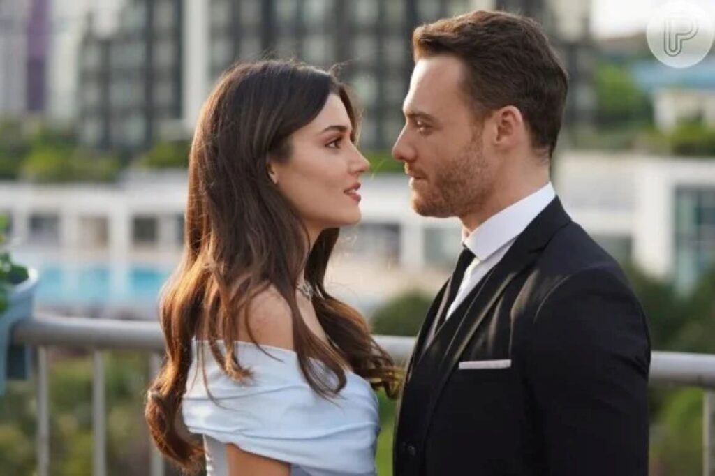 Cena da novela turca mostrando o casal protagonista em um momento de intenso olhar romântico, representando a tensão emocional do casamento forçado.