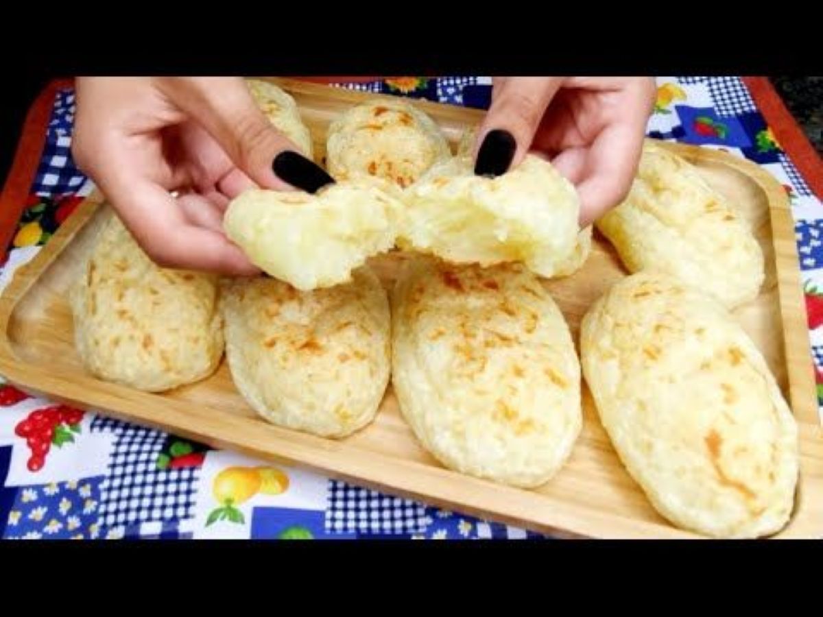 Pão de tapioca de liquidificador sendo puxado, mostrando sua textura macia e sem glúten.