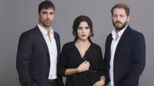 Protagonistas da novela turca 'Intersection' em um retrato sério e dramático
