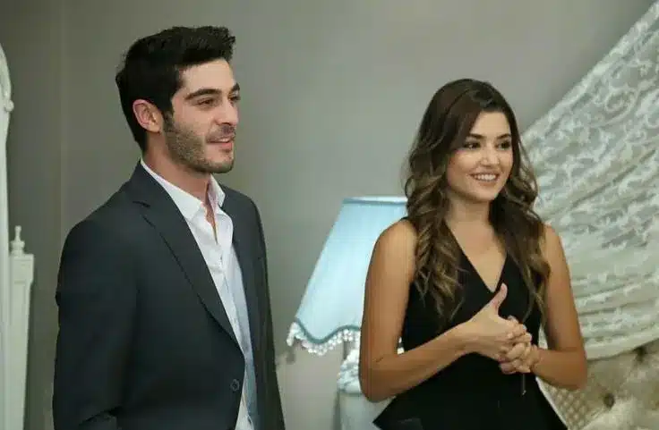 Casal da novela turca Amor à Primeira Vista, sorrindo juntos em um momento de cumplicidade.