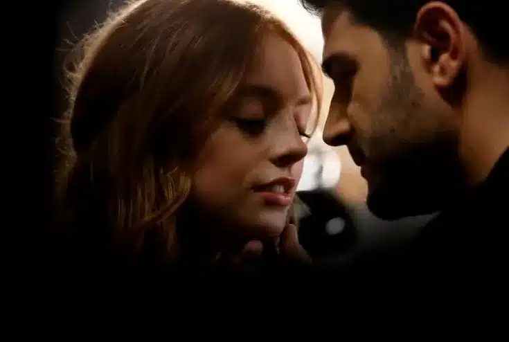 Protagonistas da novela 'Amor e Honra' se aproximando em um momento íntimo e romântico.