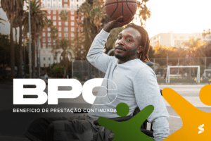 Imagem de um homem sorridente com um basquete em uma quadra ao ar livre, representando a inclusão e a importância do BPC para pessoas com deficiência.
