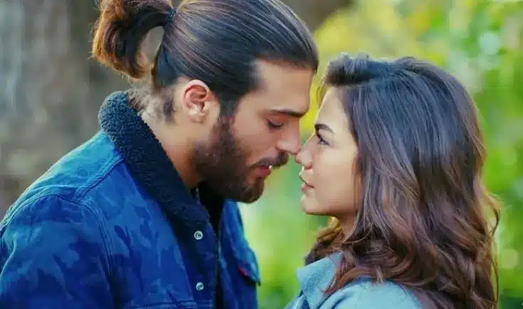 Cena romântica entre os protagonistas da novela turca 'A Sonhadora', com um momento íntimo entre Can e Sanem.