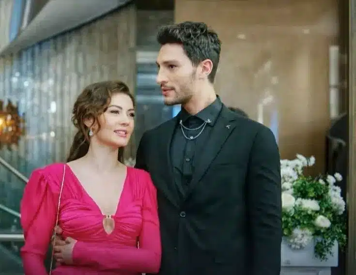 Cena romântica de 'Esqueça-me se Puder' com os protagonistas, um casal se olhando carinhosamente.