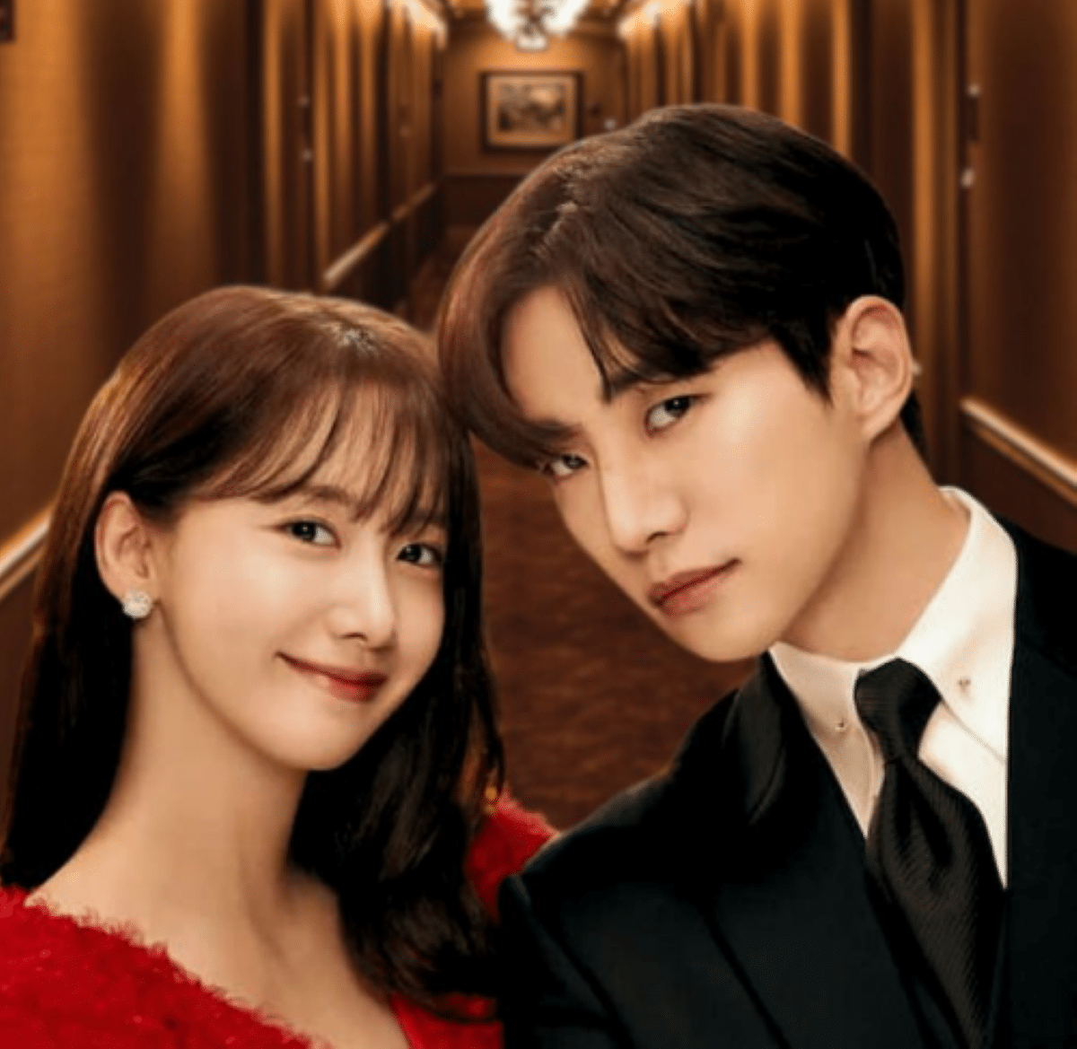 Cartaz da série "Sorriso Real", com os protagonistas sorrindo em um corredor de hotel luxuoso.