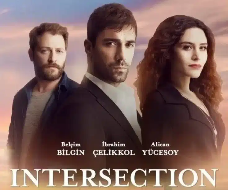 Os protagonistas da novela turca 'Intersection (Kördüğüm)', com os três personagens principais posando para a foto.