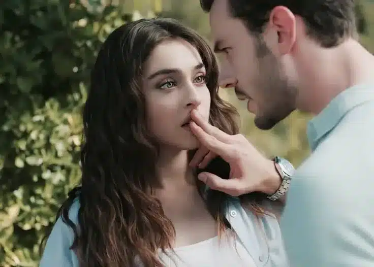 "Cena romântica da novela 'Jogos do Destino', com os protagonistas em um momento de intimidade.