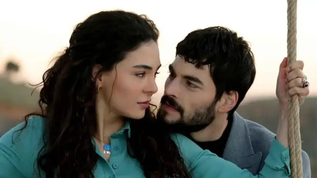 Cena romântica de uma novela turca, com os protagonistas trocando olhares apaixonados em um momento íntimo.