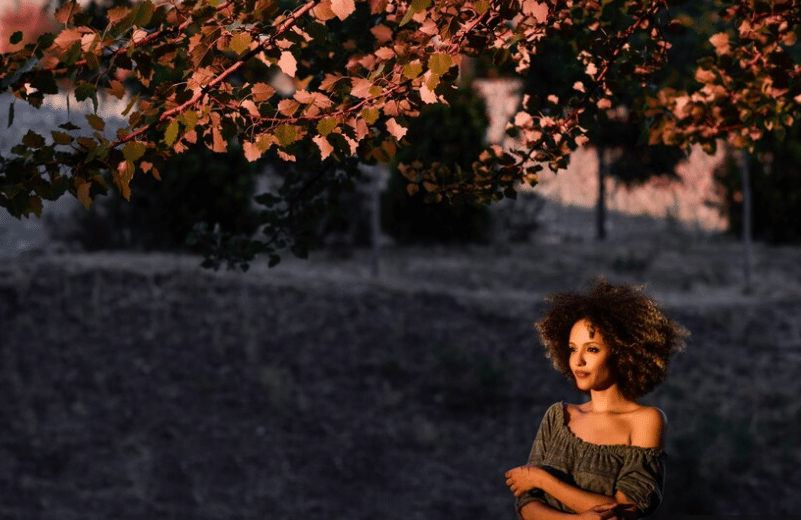 Pessoa sozinha em um cenário natural, transmitindo profundidade e eventualmente em uma postagem.